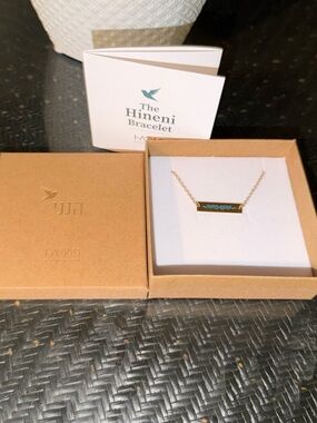 BRAND NEW IN BOX THE HINENI GOLD TONE BRACELET WITH JEWISH WORDS HERE I AM